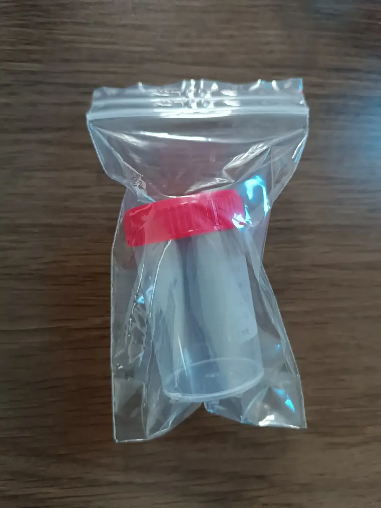 Lọ mẫu nước tiểu nhựa PP 60ml, nắp đỏ, có nhãn, tiệt trùng [Medisure™ Urine sample container PP 60ml, red cap, label, sterilized]
