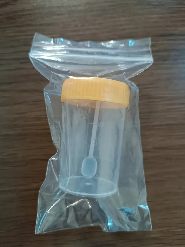 Lọ mẫu phân nhựa PP 60ml, nắp vàng, có nhãn, tiệt trùng [Medisure™ Stool sample container PP 60ml, yellow cap, label, sterilized]